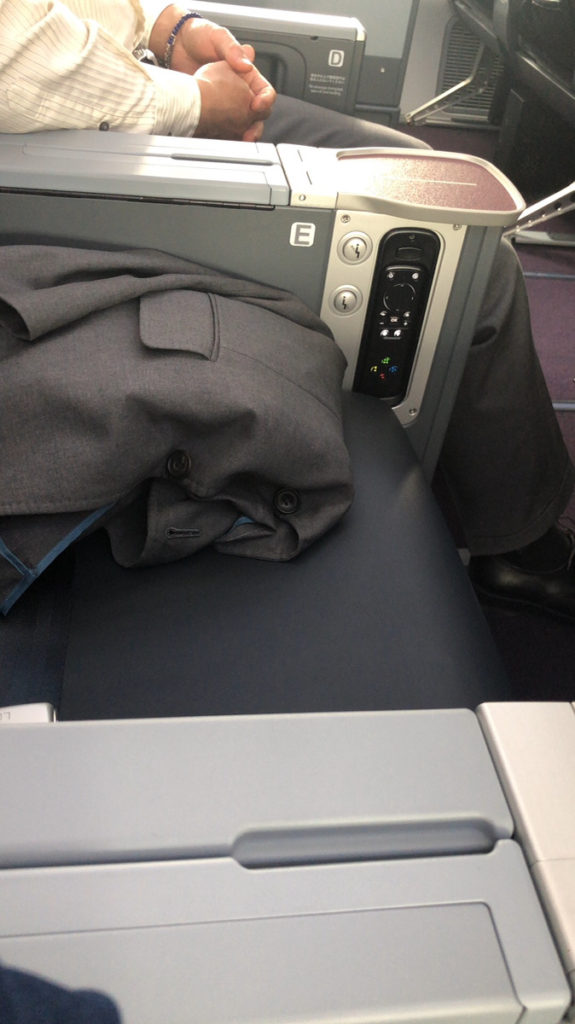 飛行機内で空いている座席を占領する写真